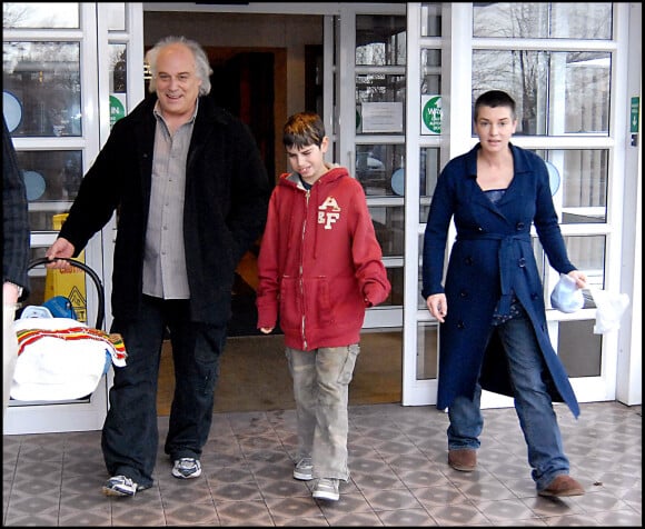 Sinéad O'Connor sort de l'hôpital avec son nuveau-né Yeshua, son compagnon Franck Bonaclio et son fils Cian.