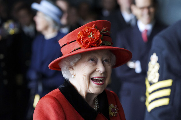 La reine Elisabeth II lors d'une visite le navire HMS Queen Elizabeth à la base navale de Portsmouth, avant le premier déploiement du navire le 22 mai 2021.