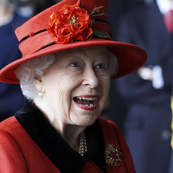 La reine Elisabeth II lors d'une visite le navire HMS Queen Elizabeth à la base navale de Portsmouth, avant le premier déploiement du navire le 22 mai 2021.