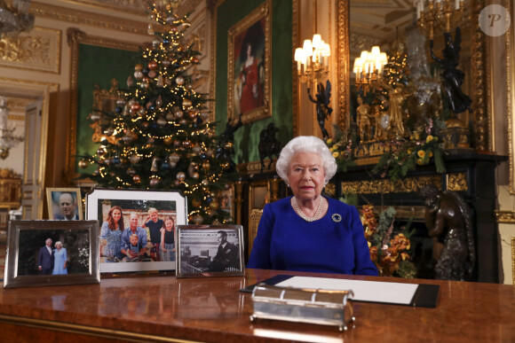 La reine Elisabeth II d'Angleterre enregistre sa diffusion annuelle de Noël au château de Windsor, dans le Berkshire le 24 décembre 2019. Comme on peut le constater sur son bureau, il n'y a aucune photo de son petit-fils le prince Harry en famille ni même de photo de son fils le prince Andrew duc d'York.