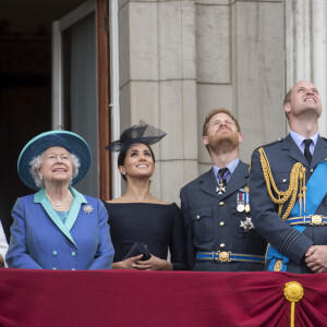 La reine Elisabeth II d'Angleterre, Meghan Markle, duchesse de Sussex (habillée en Dior Haute Couture par Maria Grazia Chiuri), le prince Harry, duc de Sussex, le prince William, duc de Cambridge, Kate Catherine Middleton, duchesse de Cambridge - La famille royale d'Angleterre lors de la parade aérienne de la RAF pour le centième anniversaire au palais de Buckingham à Londres. Le 10 juillet 2018