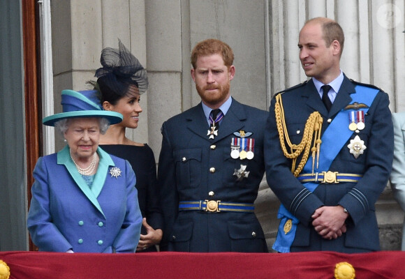 La reine Elisabeth II d'Angleterre, Meghan Markle, duchesse de Sussex (habillée en Dior Haute Couture par Maria Grazia Chiuri), le prince Harry, duc de Sussex, le prince William, duc de Cambridge - La famille royale d'Angleterre lors de la parade aérienne de la RAF pour le centième anniversaire au palais de Buckingham à Londres. Le 10 juillet 2018