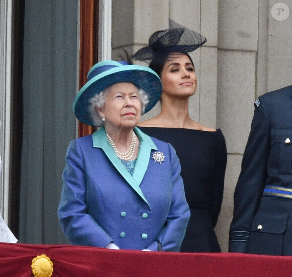 La reine Elisabeth II d'Angleterre, Meghan Markle, duchesse de Sussex (habillée en Dior Haute Couture par Maria Grazia Chiuri) - La famille royale d'Angleterre lors de la parade aérienne de la RAF pour le centième anniversaire au palais de Buckingham à Londres. Le 10 juillet 2018
