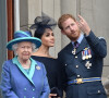 La reine Elisabeth II d'Angleterre, Meghan Markle, duchesse de Sussex, le prince Harry, duc de Sussex - La famille royale d'Angleterre lors de la parade aérienne de la RAF pour le centième anniversaire au palais de Buckingham à Londres.