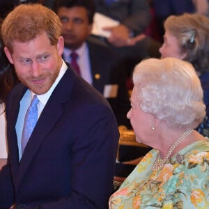 Meghan Markle, duchesse de Sussex, le prince Harry, duc de Sussex, la reine Elisabeth II d'Angleterre - Personnalités à la cérémonie "Queen's Young Leaders Awards" au palais de Buckingham à Londres.