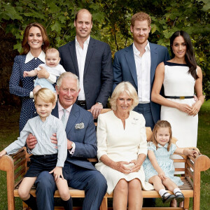Photo de famille pour les 70 ans du prince Charles, prince de Galles, dans le jardin de Clarence House à Londres, en 2018. Le prince de Galles pose en famille avec son épouse Camilla Parker Bowles, duchesse de Cornouailles, et ses fils le prince William, duc de Cambridge, et le prince Harry, duc de Sussex, avec leurs épouses, Catherine (Kate) Middleton, duchesse de Cambridge et Meghan Markle, duchesse de Sussex, et les trois petits-enfants le prince George, la princesse Charlotte et le jeune prince Louis.