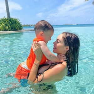 Nabilla et son fils Milann en vacances aux Maldives. Juin 2021.