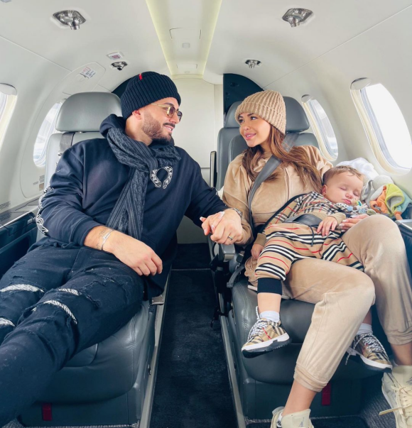 Nabilla Vergara, son mari Thomas Vergara et leur fils Milann en jet privé. Décembre 2020.
