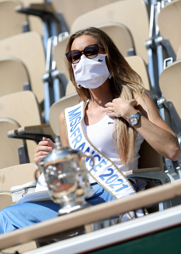Amandine Petit, Miss France 2021, dans les tribunes des Internationaux de France de Tennis de Roland Garros. Paris, le 10 juin 2021 © Dominique Jacovides / Bestimage
