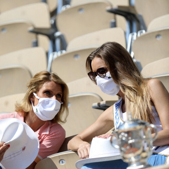 Sylvie Tellier et Amandine Petit, Miss France 2021, dans les tribunes des Internationaux de France de Tennis de Roland Garros. Paris, le 10 juin 2021 © Dominique Jacovides / Bestimage