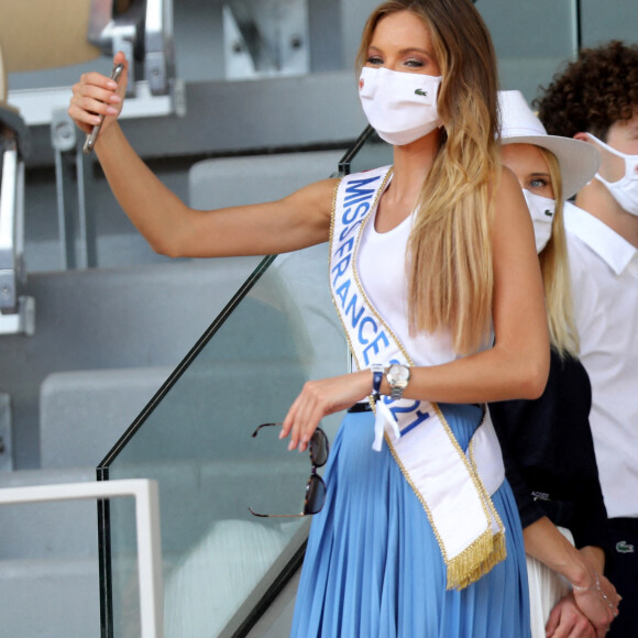 Amandine Petit, Miss France 2021, dans les tribunes des Internationaux de France de Tennis de Roland Garros. Paris, le 10 juin 2021 © Dominique Jacovides / Bestimage