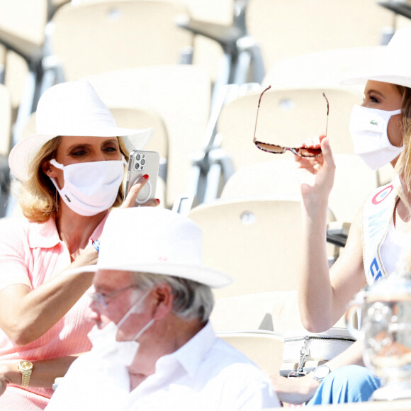 Sylvie Tellier et Amandine Petit, Miss France 2021, dans les tribunes des Internationaux de France de Tennis de Roland Garros. Paris, le 10 juin 2021 © Dominique Jacovides / Bestimage