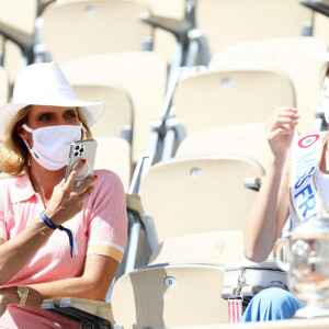 Sylvie Tellier et Amandine Petit, Miss France 2021, dans les tribunes des Internationaux de France de Tennis de Roland Garros. Paris, le 10 juin 2021 © Dominique Jacovides / Bestimage