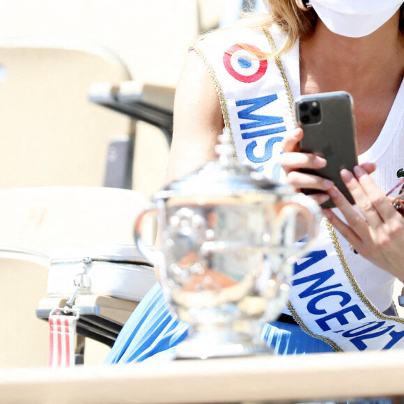 Amandine Petit, Miss France 2021, dans les tribunes des Internationaux de France de Tennis de Roland Garros. Paris, le 10 juin 2021 © Dominique Jacovides / Bestimage