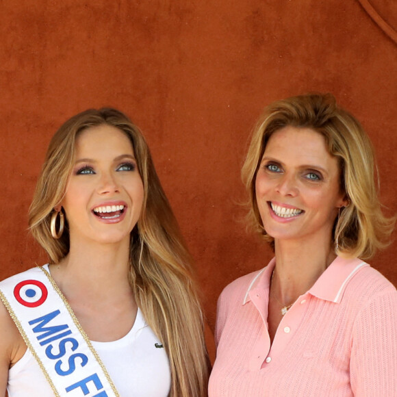 Amandine Petit, Miss France 2021 et Sylvie Tellier au village lors des Internationaux de France de Tennis de Roland Garros à Paris. Le 10 juin 2021 © Dominique Jacovides / Bestimage