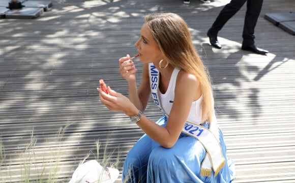 Amandine Petit, Miss France 2021, au village lors des Internationaux de France de Tennis de Roland Garros à Paris. Le 10 juin 2021 © Dominique Jacovides / Bestimage