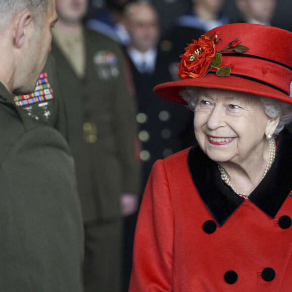 La reine Elisabeth II lors d'une visite le navire HMS Queen Elizabeth à la base navale de Portsmouth, avant le premier déploiement du navire le 22 mai 2021.