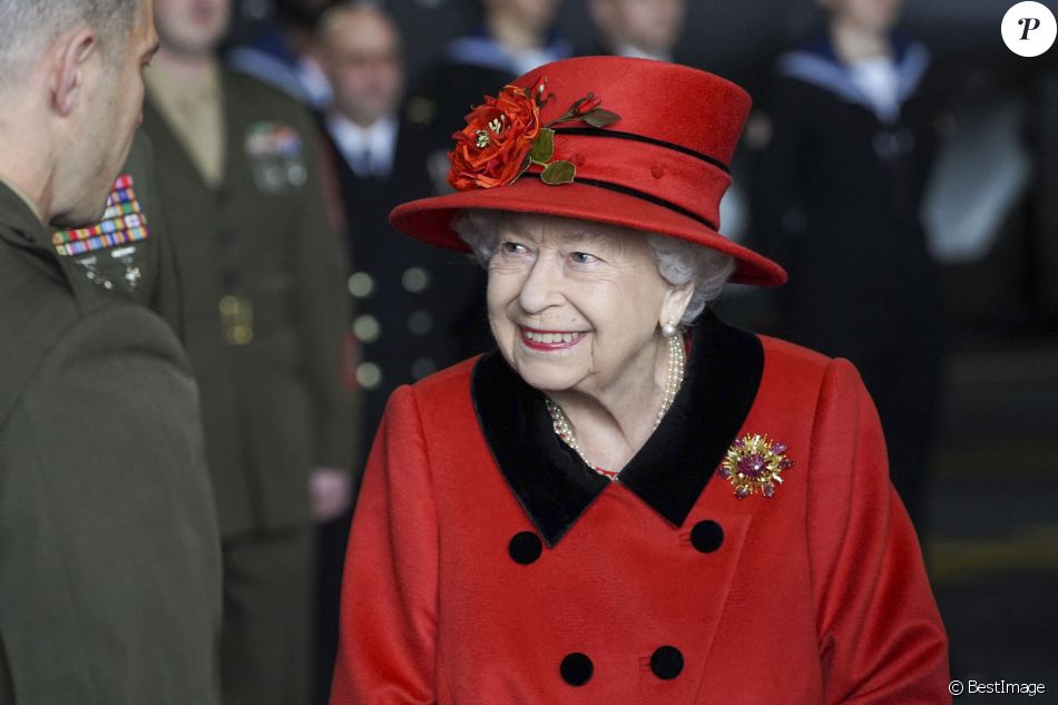 La reine Elisabeth II lors d'une visite le navire HMS Queen Elizabeth à la base navale de Portsmouth, avant le premier déploiement du navire le 22 mai 2021.