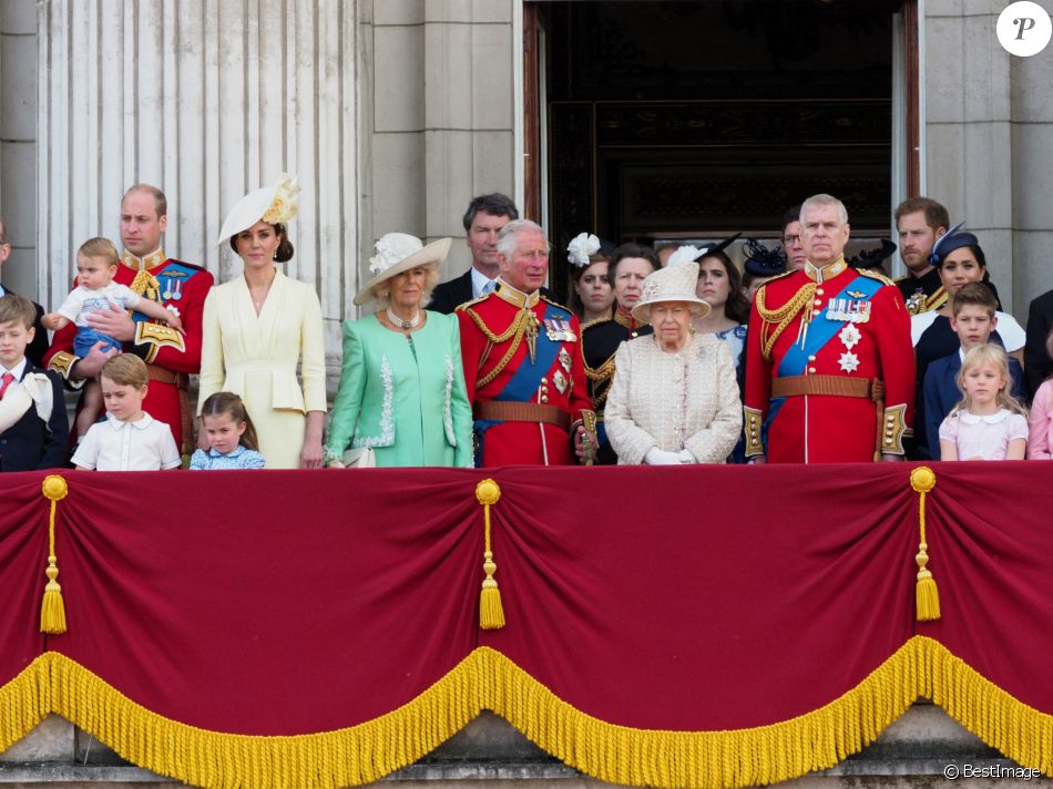 Le prince William, duc de Cambridge, et Catherine (Kate) Middleton, duchesse de Cambridge, le prince George de Cambridge, la princesse Charlotte de Cambridge, le prince Louis de Cambridge, Camilla Parker Bowles, duchesse de Cornouailles, le prince Charles, prince de Galles, la reine Elisabeth II d'Angleterre, le prince Andrew, duc d'York, le prince Harry, duc de Sussex, et Meghan Markle, duchesse de Sussex, la princesse Beatrice d'York, la princesse Eugenie d'York, la princesse Anne - La famille royale au balcon du palais de Buckingham lors de la parade Trooping the Colour 2019, célébrant le 93ème anniversaire de la reine Elisabeth II, Londres, le 8 juin 2019.
