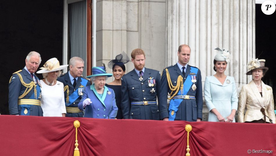 Le prince Charles, Camilla Parker Bowles, duchesse de Cornouailles, la reine Elisabeth II d'Angleterre, Meghan Markle, duchesse de Sussex, le prince Harry, duc de Sussex, le prince William, duc de Cambridge, Kate Catherine Middleton, duchesse de Cambridge, la princesse Anne - La famille royale d'Angleterre lors de la parade aérienne de la RAF pour le centième anniversaire au palais de Buckingham à Londres. Le 10 juillet 2018