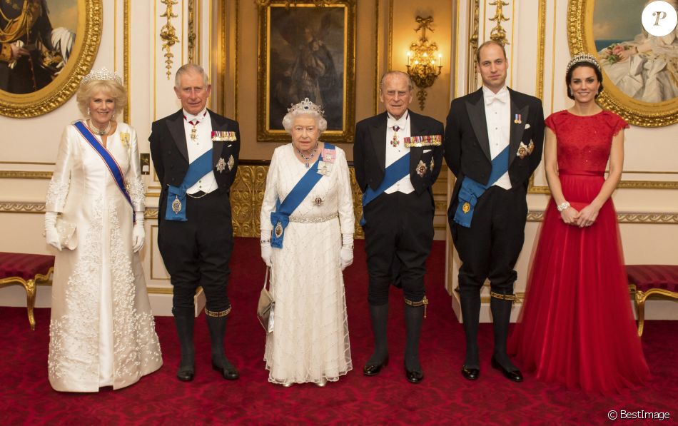 Camilla Parker Bowles, duchesse de Cornouailles, le prince Charles, la reine Elisabeth II d'Angleterre, le prince Philip, duc d'Edimbourg, le prince William, duc de Cambridge, et Kate Catherine Middleton, duchesse de Cambridge (porte le diadème qui a appartenu à la princesse Diana) - La famille royale d'Angleterre lors de la réception annuelle pour les membres du corps diplomatique au palais de Buckingham à Londres. Le 8 décembre 2016