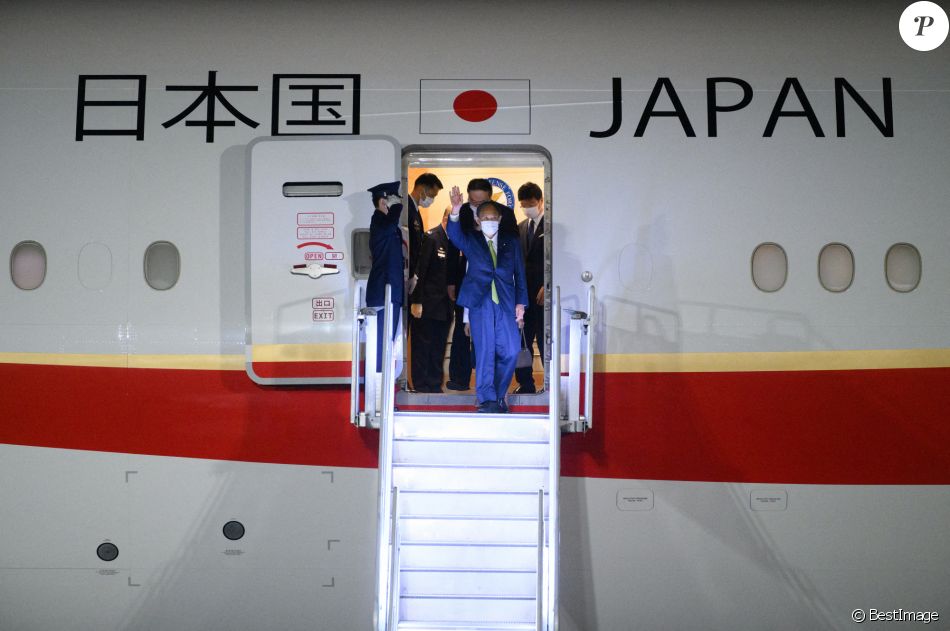 Le premier ministre japonais Yoshihide Suga et sa femme Mariko Suga à leur arrivée à l'aéroport "Cornwall Airport Newquay", à l'occasion du sommet du G7. Le 10 juin 2021)