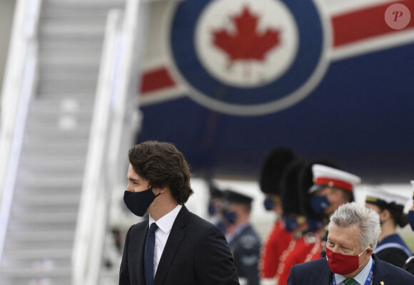 Justin Trudeau, premier ministre du Canada, arrive à l'aéroport Cornwall pour assister au sommet du G7 le 10 juin 2021.)