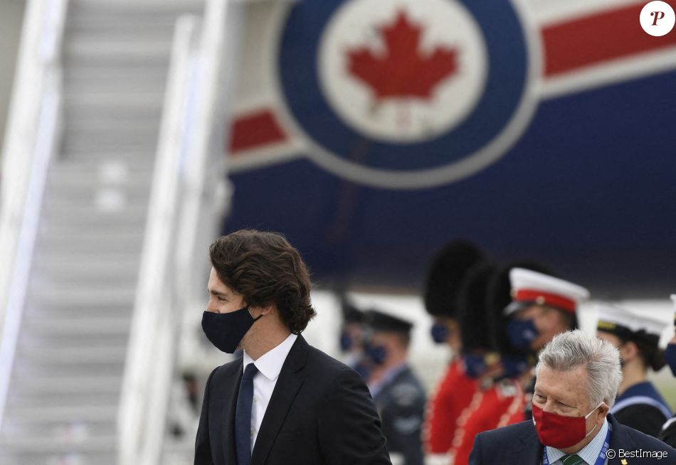 Justin Trudeau, premier ministre du Canada, arrive à l'aéroport Cornwall pour assister au sommet du G7 le 10 juin 2021.)