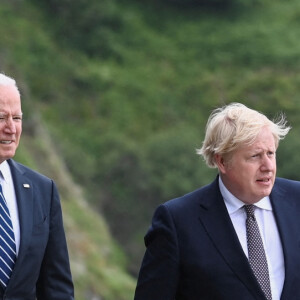 Le Premier ministre britannique Boris Johnson, sa femme Carrie, le président américain Joe Biden et sa femme la Première dame Jill Biden marchent avant le sommet du G7 à l'hôtel Carbis Bay à Saint Ives, Cornwall, Royaume Uni, le 10 juin 2021.