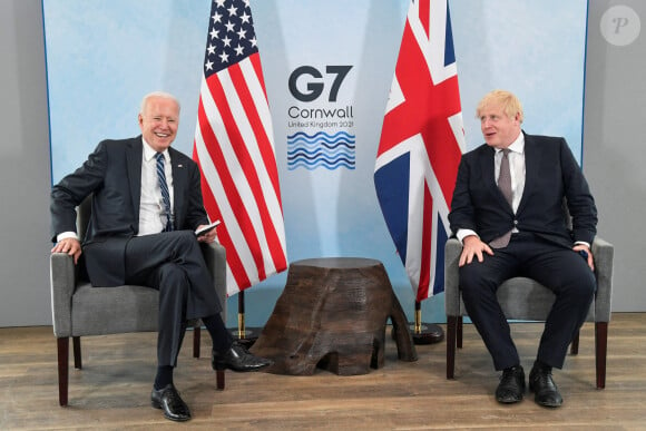 Le président américain Joe Biden s'entretient avec le Premier ministre Boris Johnson avant le sommet du G7 à Saint Ives, Cornwall, Royaume Uni, le 10 juin 2021.