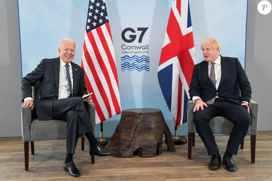 Le président américain Joe Biden s'entretient avec le Premier ministre Boris Johnson avant le sommet du G7 à Saint Ives, Cornwall, Royaume Uni, le 10 juin 2021.