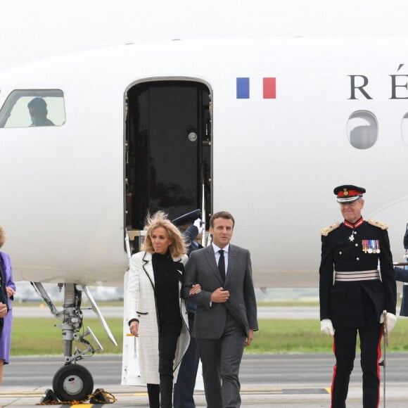 Le président Emmanuel Macron et sa femme Brigitte arrivent à l'aéroport Cornwall pour le sommet du G7 le 11 juin 2021.