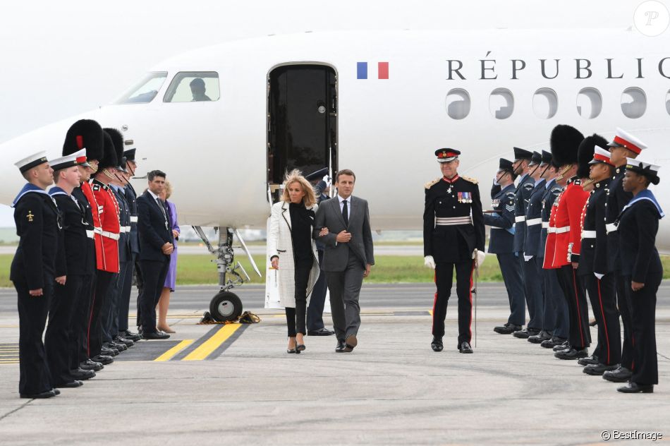 Le président Emmanuel Macron et sa femme Brigitte arrivent à l'aéroport Cornwall pour le sommet du G7 le 11 juin 2021.