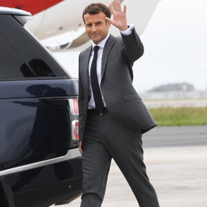 Le président Emmanuel Macron à l'aéroport Cornwall pour le sommet du G7 le 11 juin 2021.
