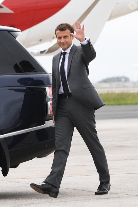 Le président Emmanuel Macron à l'aéroport Cornwall pour le sommet du G7 le 11 juin 2021.
