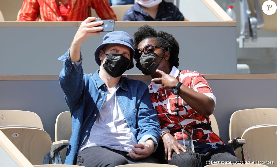 claudia tagbo et son compagnon people dans les tribunes lors des internationaux de france de tennis de roland garros 2021 a paris le 6 juin 2021 c dominique purepeople