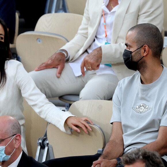 Tony Parker et sa compagne Alizé Lim - People dans les tribunes des Internationaux de France de Tennis de Roland Garros à Paris. Le 9 juin 2021 © Dominique Jacovides / Bestimage