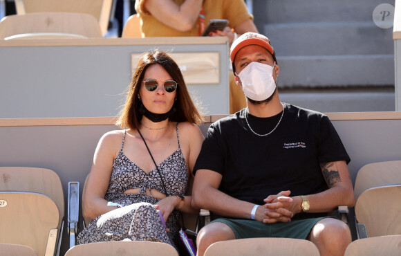 Raphaël Carlier aka Carlito et sa femme Erika Fleury dans les tribunes des Internationaux de France de Roland Garros à Paris le 11 juin 2021. © Dominique Jacovides / Bestimage 