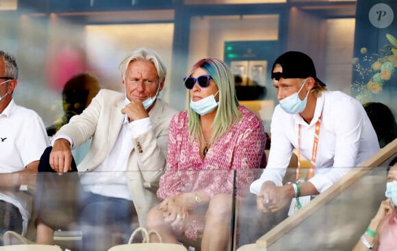 Björn Borg, sa femme Patricia Östfeldt et son fils Leo Borg dans les tribunes des Internationaux de France de Roland Garros à Paris le 11 juin 2021. © Dominique Jacovides / Bestimage