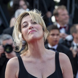 Valeria Bruni Tedeschi lors de la montée des marches de la cérémonie de clôture du 72ème Festival International du Film de Cannes, le 25 mai 2019.