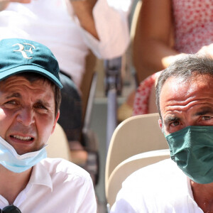 Thomas Sotto et Nikos Aliagas dans les tribunes des Internationaux de France de Roland Garros à Paris le 11 juin 2021. © Dominique Jacovides / Bestimage 