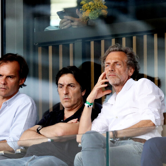 Yvan Attal et Stéphane Freiss dans les tribunes des Internationaux de France de Roland Garros à Paris le 11 juin 2021. © Dominique Jacovides / Bestimage 