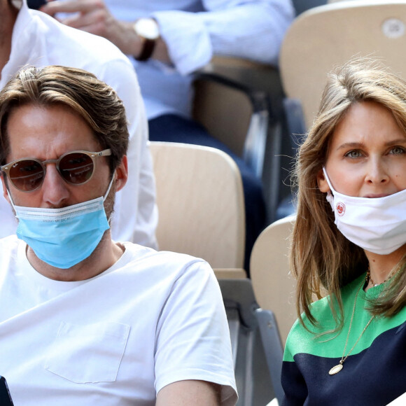 Ophélie Meunier enceinte et son mari Mathieu Vergne dans les tribunes des Internationaux de France de Roland Garros à Paris le 11 juin 2021. © Dominique Jacovides / Bestimage 