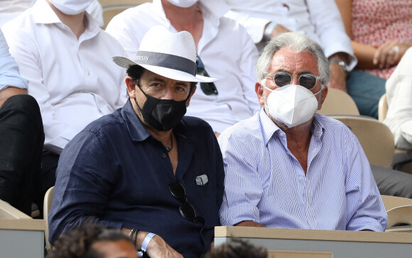 Patrick Bruel et Jean-Paul Enthoven dans les tribunes des Internationaux de France de Roland Garros à Paris le 11 juin 2021. © Dominique Jacovides / Bestimage 