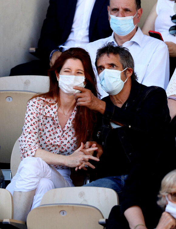 Julien Clerc et sa femme Hélène dans les tribunes des Internationaux de France de Roland Garros à Paris le 11 juin 2021. © Dominique Jacovides / Bestimage 