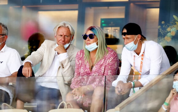 Björn Borg, sa femme Patricia Östfeldt et son fils Leo Borg dans les tribunes des Internationaux de France de Roland Garros à Paris le 11 juin 2021. © Dominique Jacovides / Bestimage