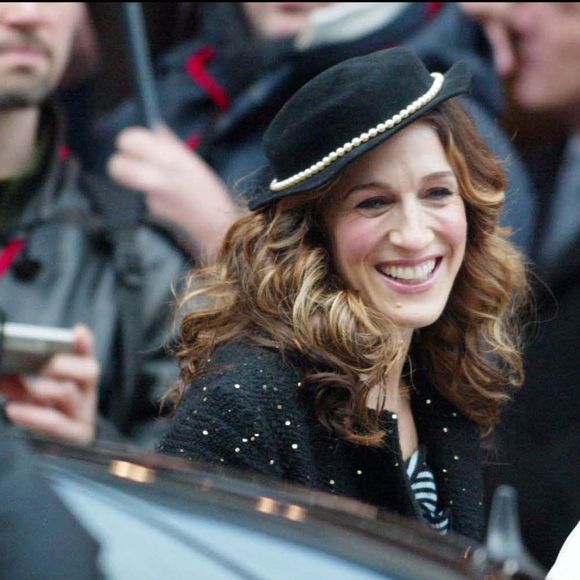 Sarah Jessica Parker en tournage de la série "Sex And The City" devant l'hôtel Plaza-Athénée à Paris, en 2004.