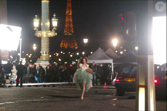 Sarah Jessica Parker sur le tournage de la série "Sex And The City" à Paris, en 2004.