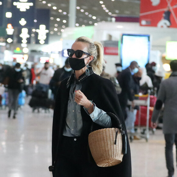 Exclusif - Laeticia Hallyday est à l'aéroport de Roissy-Charles-de-Gaulle pour prendre un vol à destination de Los Angeles. Paris, le 17 mars 2021.