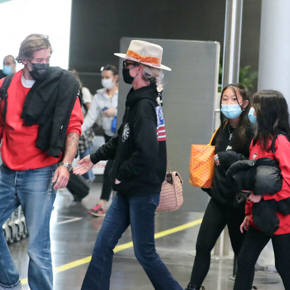 Exclusif - Laeticia Hallyday, ses filles Jade et Joy et son compagnon Jalil Lespert arrivent à Paris en provenance de Saint-Barthélemy, le 19 décembre 2020.